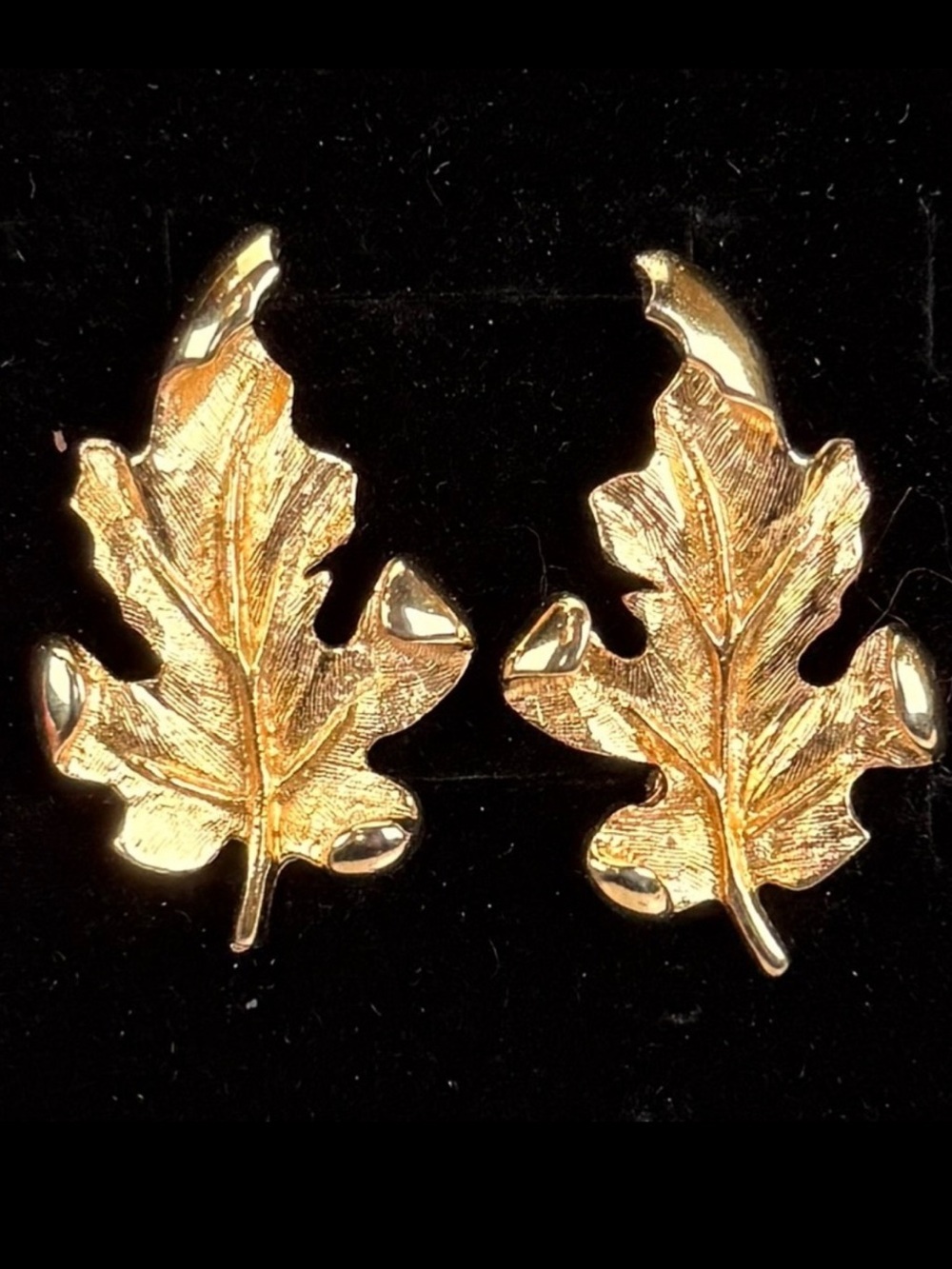 Vintage Goldtone Leaf Design weighted clip on Earrings